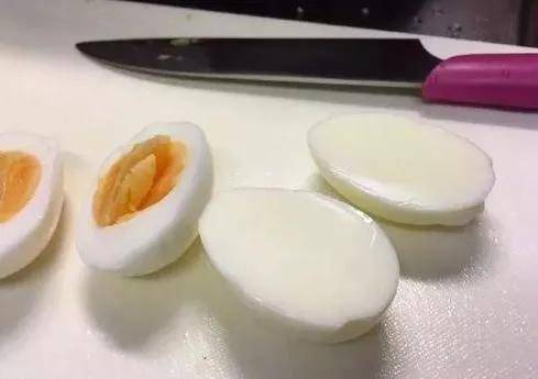 |笑话:别傻了,这么热的天外面怎么可能有人