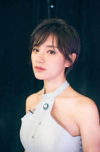 知名女主持现场失误，漏穿一件衣服，一旁的张国立反应尴尬