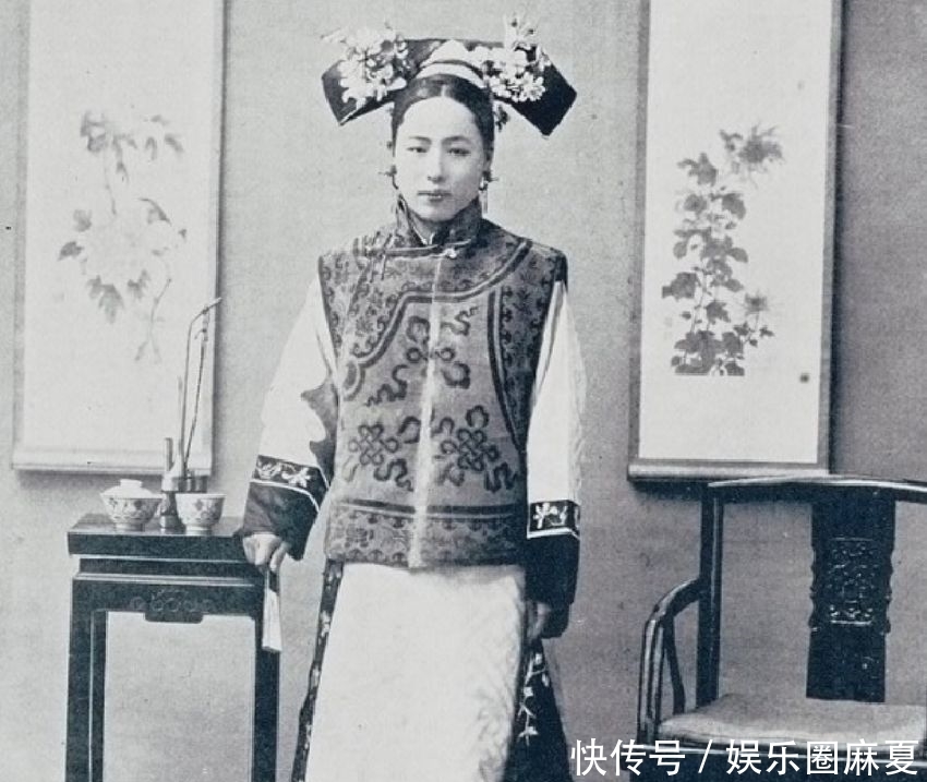 女子|晚清女子老照片：美丽惊艳的旗人女子，珠圆玉润的白富美！