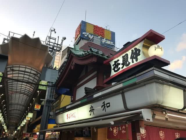 寻城记在东京浅草蹲大排档，饮大啤，挤蜗居，做一回地道日本人