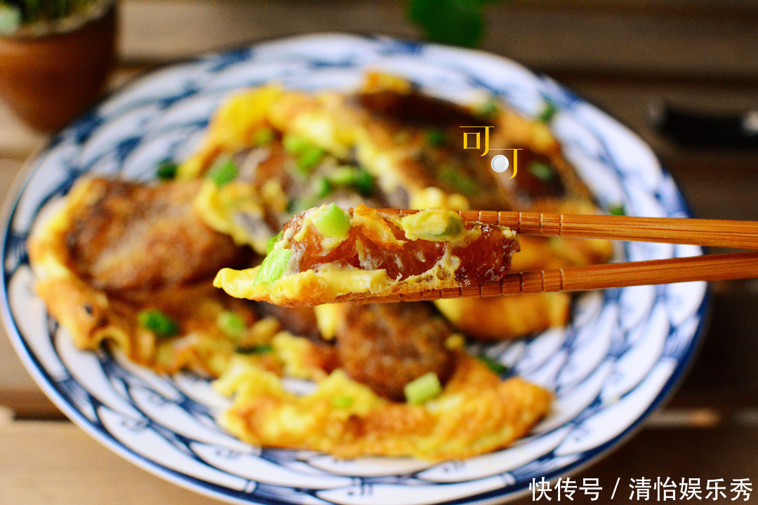 根葱|家里的粽子别再蘸糖吃了,换个吃法,2只鸡蛋1根葱,煎一煎太香了