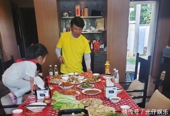 王楠|王楠太幸福,老公郭斌亲自下厨烧一桌饭菜,2人喝交杯酒