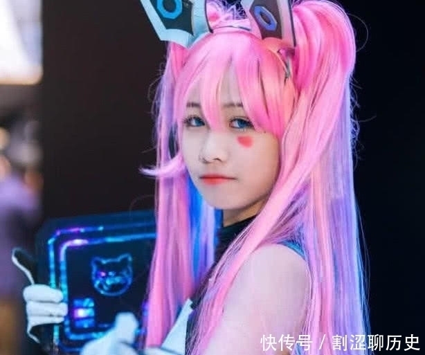 安琪拉|萝莉05后COS安琪拉,“阴阳袜”成功抢镜,家长一脸担忧