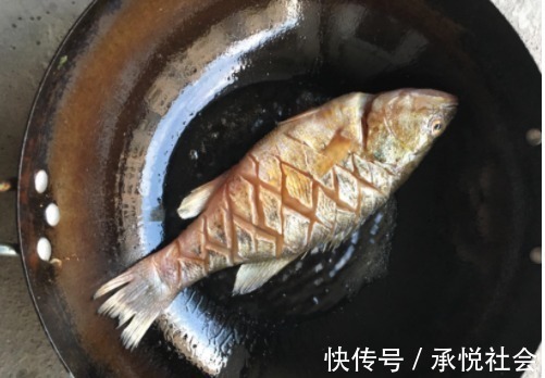 油煎鱼时,别傻傻的直接下锅煎,多加这关键1步,不粘锅还去腥味