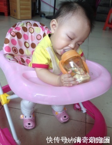 宝宝|宝宝睡觉和晨起时,有6种情况,说明喂太饱,脾胃一晚上没消停