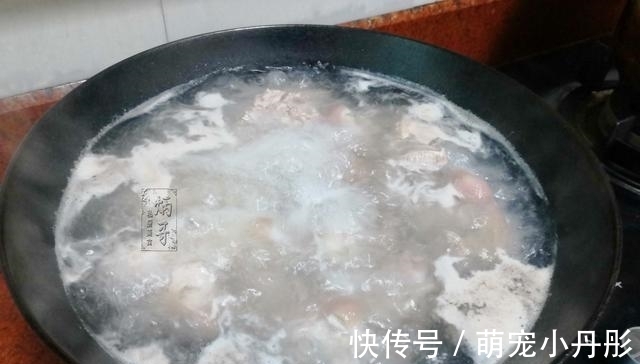 拌饭|这蒸菜我家一周做3次，食材炒下蒸一蒸软嫩鲜香，汤汁拌饭真得劲