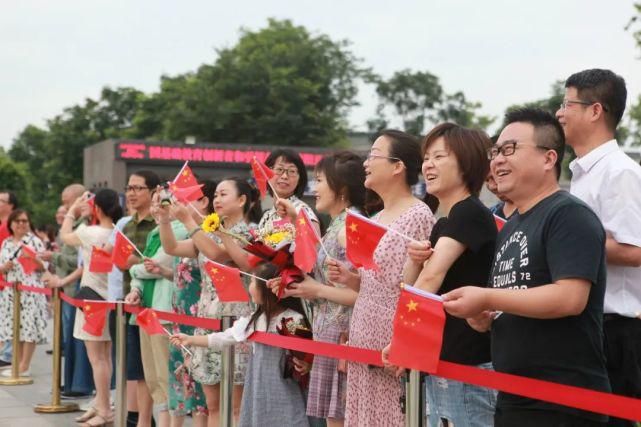 高考|直击高考首日！这一幕幕超热血！