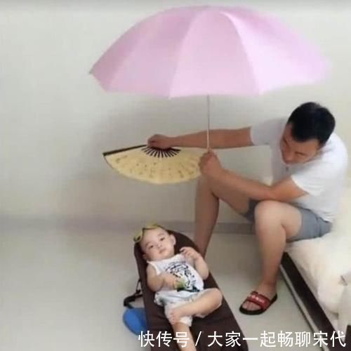 妈妈|妈妈出门逛街,爸爸在家独自看娃,回到家后的一幕让宝妈笑喷