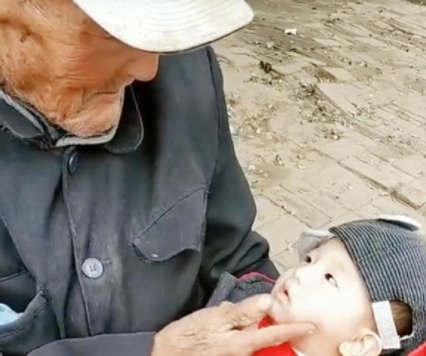 画面|九十八岁的老太爷抱着小玄孙,全靠眼神交流,网友:画面太温馨了