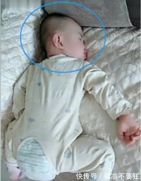 宝宝|奇闻:妈妈洗完奶瓶回来发现宝宝不动,走近一瞧,睡姿真是服了