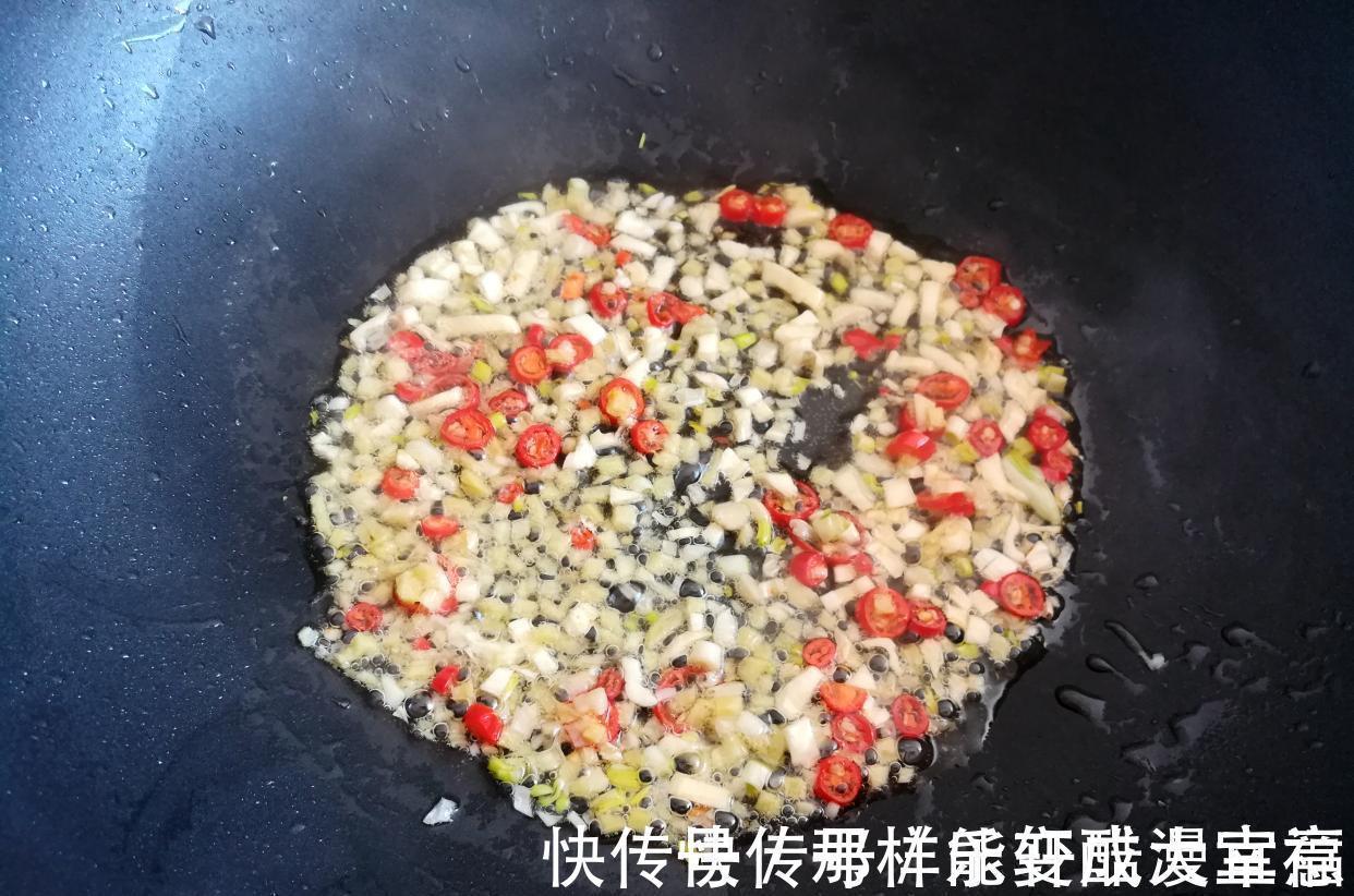 凉拌西兰花，最忌焯水，学个新做法，营养流失少，爽脆又入味