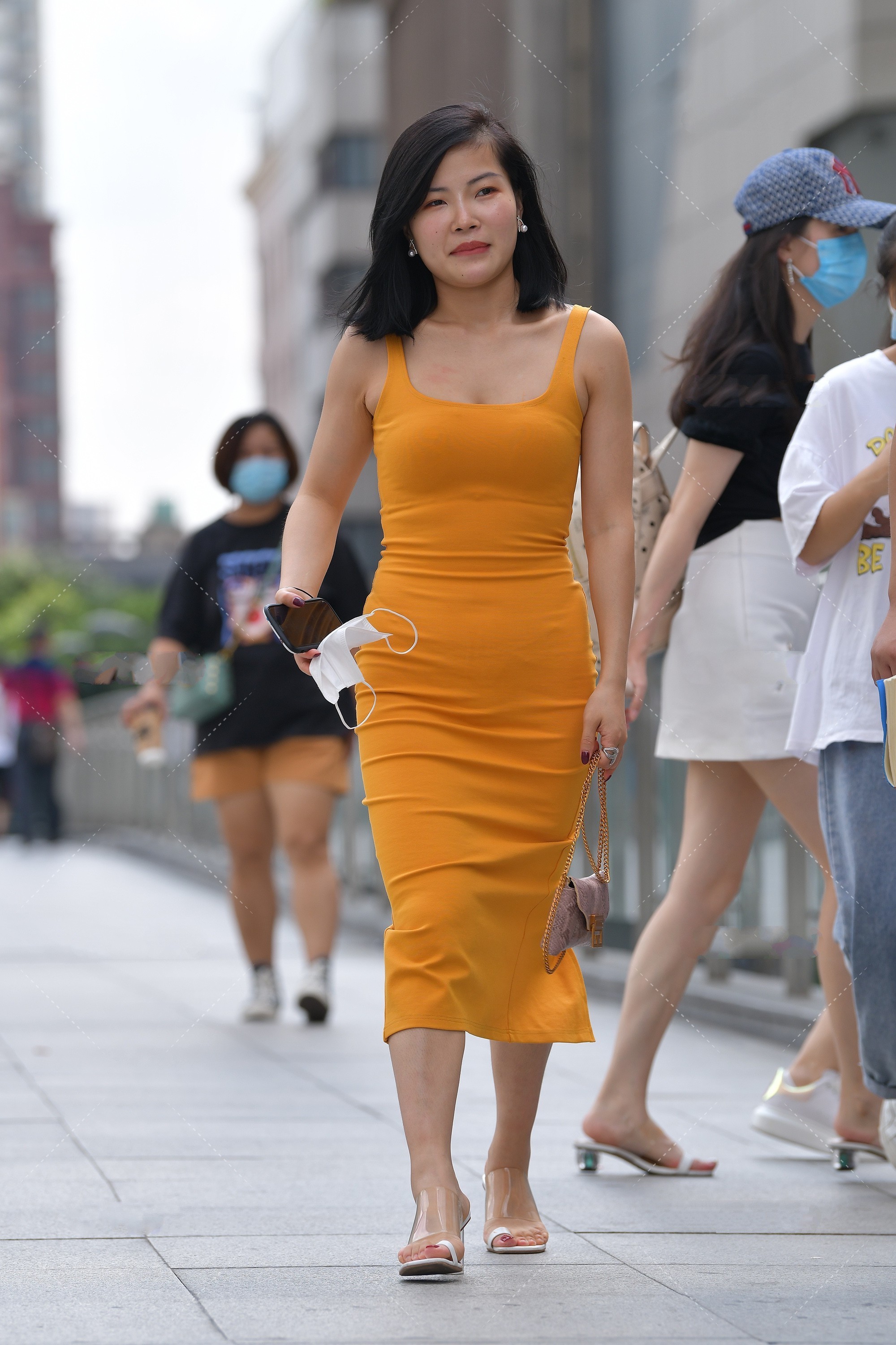 选择|美女街拍:微胖女生适合什么样的衣服?应该如何选择修身的裙子