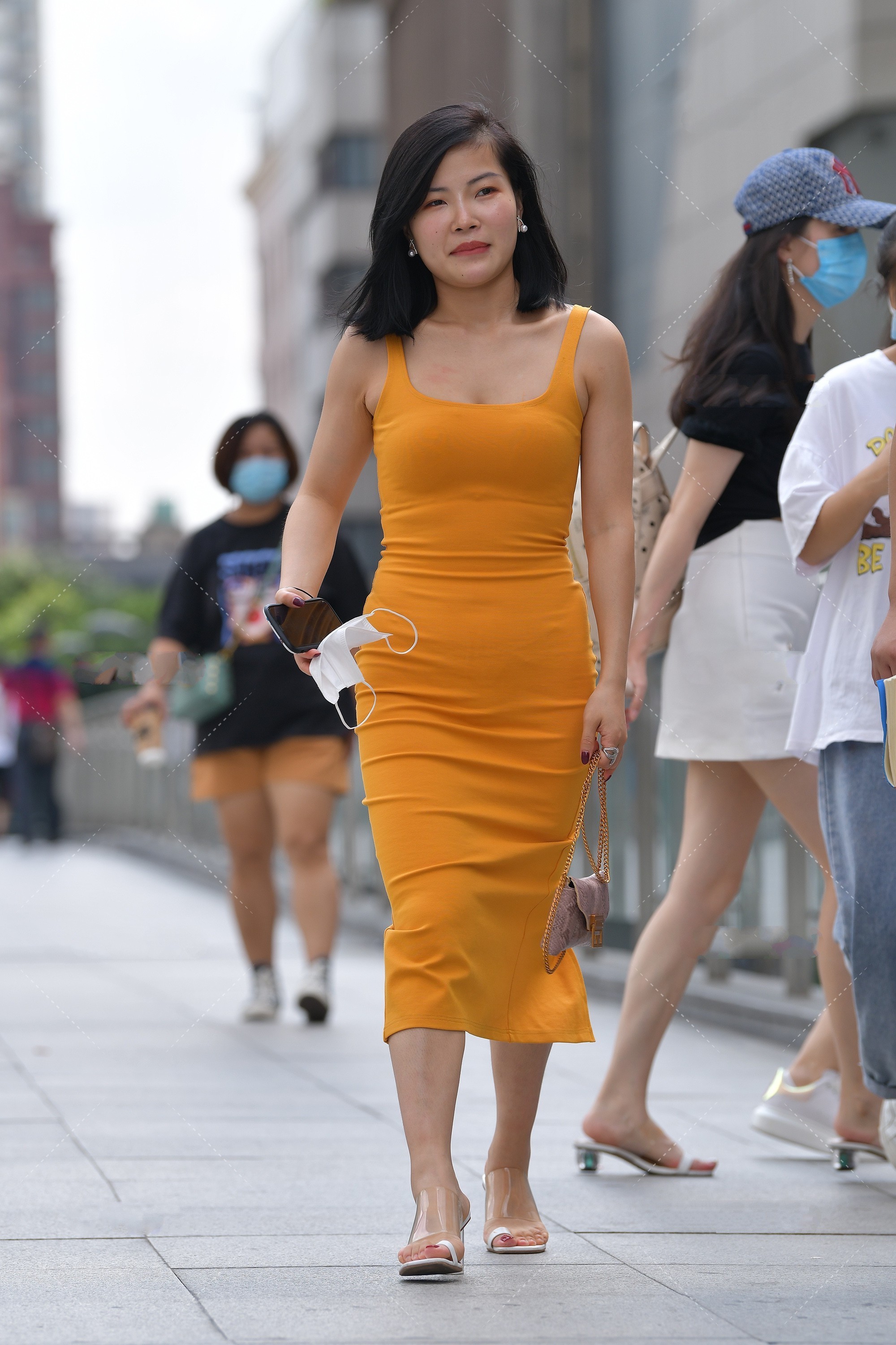  选择|美女街拍：微胖女生适合什么样的衣服？应该如何选择修身的裙子