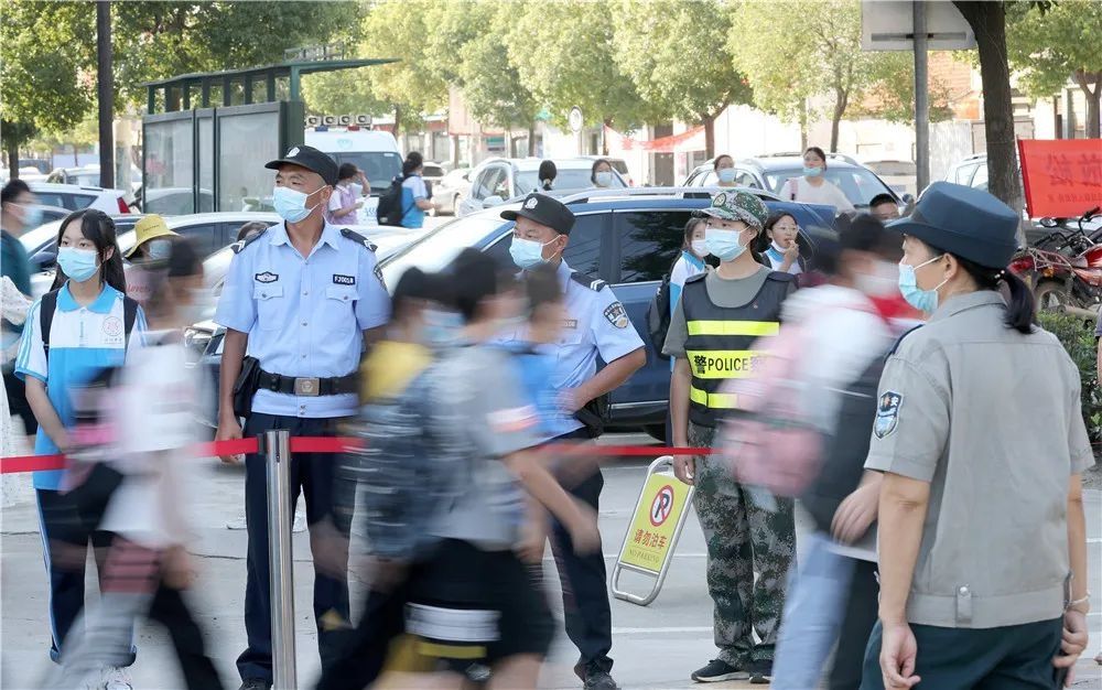 高新区|空巢老人正为秋收犯愁 ，“村警”开着三轮车来帮忙了