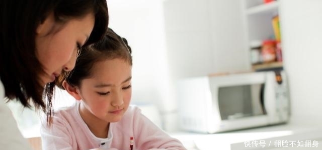 带孩子|4岁孩子超市摔碎鸡蛋,店员要求10倍赔偿,宝妈的做法令人称赞