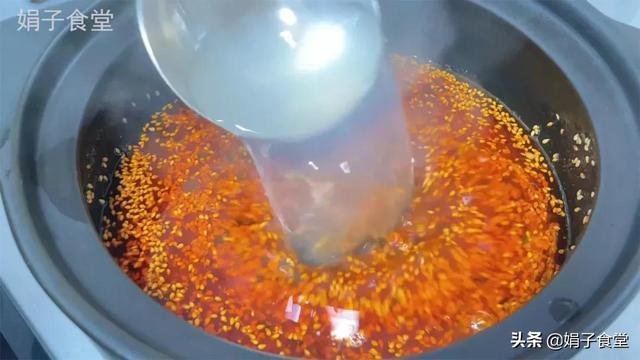 猪肉饺子好吃有窍门,调馅多加这一步,比饺子馆的好吃,又鲜又香