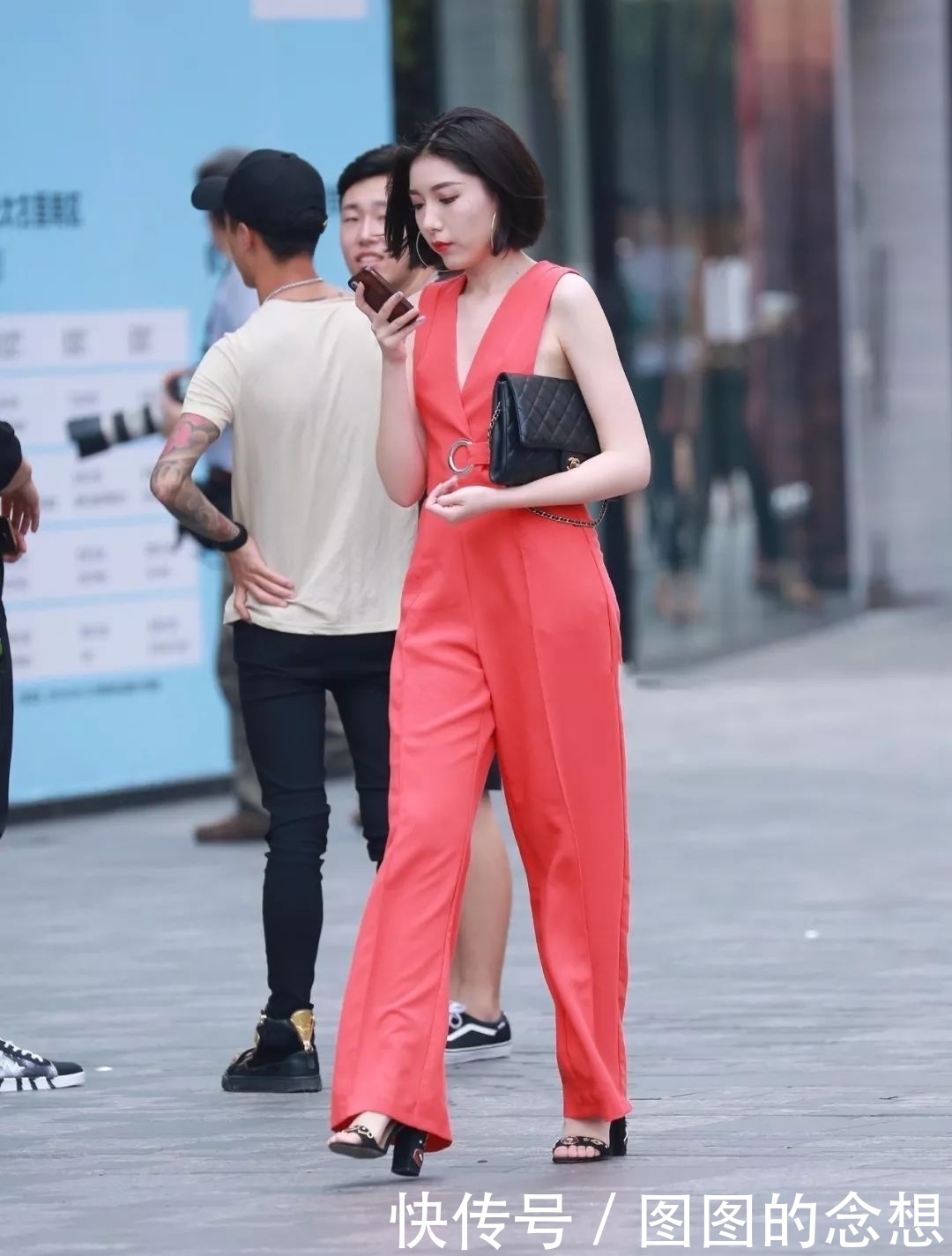 美女|街拍 红衣短发美女