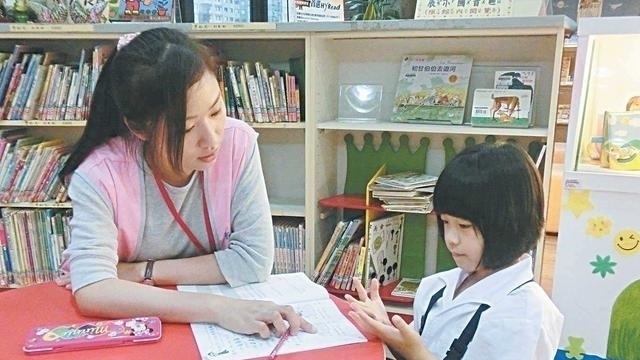 小学生“连一连”火了,老师打叉却被网友反怼:这题哪错了?