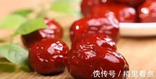 在吃干红枣之前要清洗,只需多做一步,清洗出来就知道水有多脏了