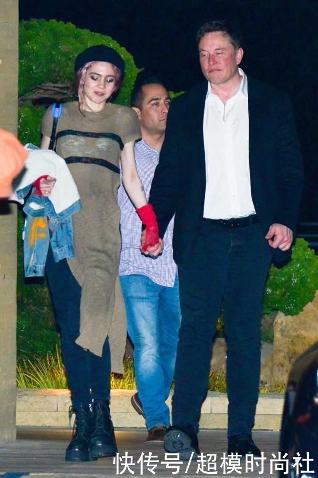 马斯克女友20分钟赚3900万！穿怪异昆虫装拍照，秀迷人锁骨