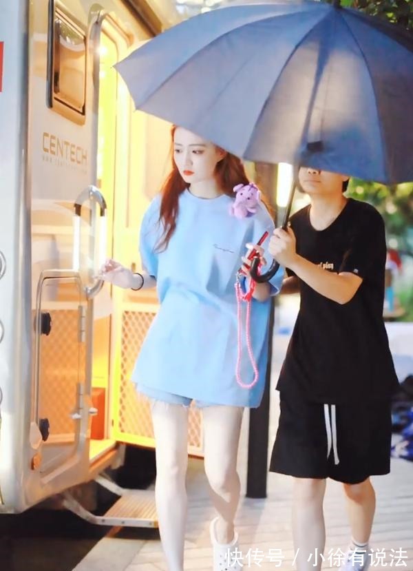 女人味儿|徐璐下班被拍,扮“下衣失踪”漫画腿抢镜,一双洞洞鞋接地气!