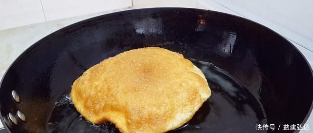 以后面粉就这样做,不发面不烫面,比鸡蛋饼好吃,个个香脆鼓大泡