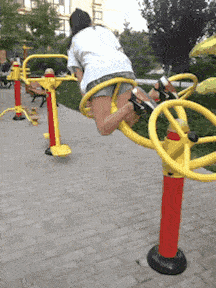 |搞笑GIF:阿姨,你就不能等它凉了之后再吃吗?