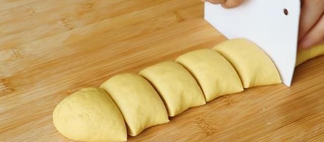 玉米面别窝窝头了,我家经常这样做,孩子一顿能吃好几个,比肉香