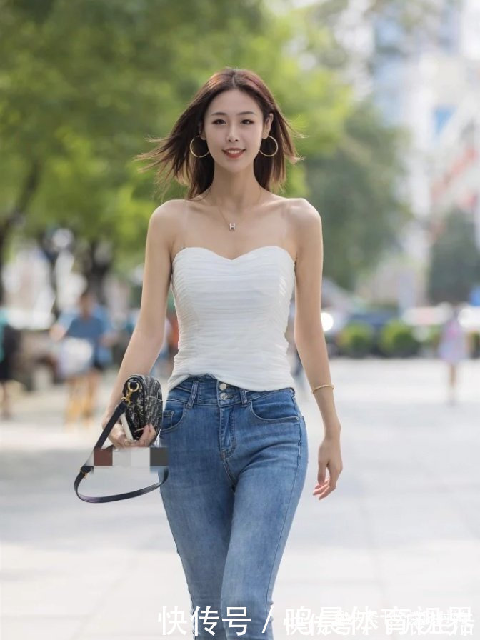 轻松|想要紧身牛仔穿得有魅力,就要搭配高跟鞋,轻松“胜人一筹”!