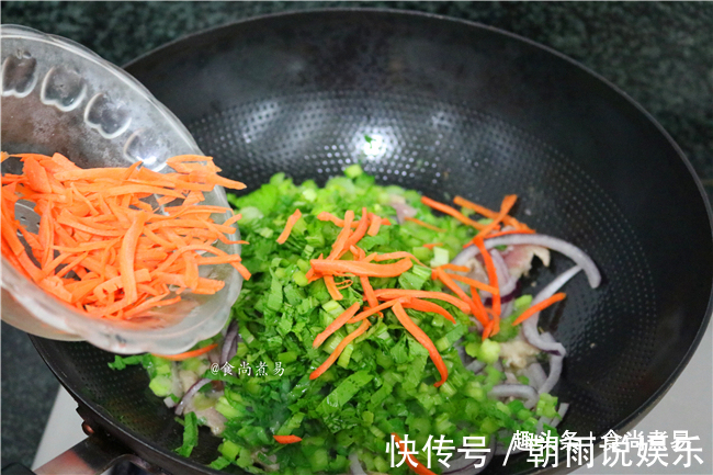 不煲米饭时,我家常吃此款主食,比面条清爽,食材搭配很随意