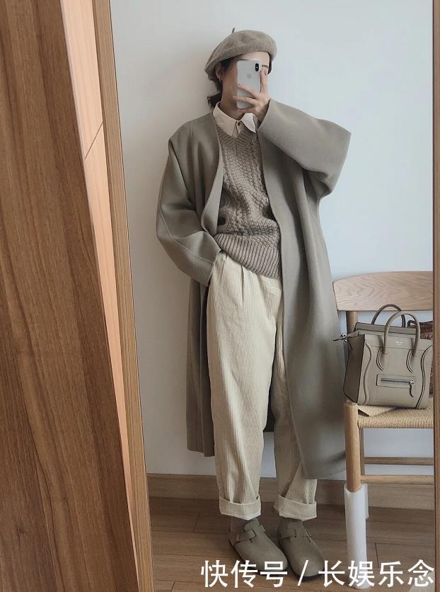 今年冬天“麻花毛衣”真火,搭配对这2件“外套”,温暖还时髦