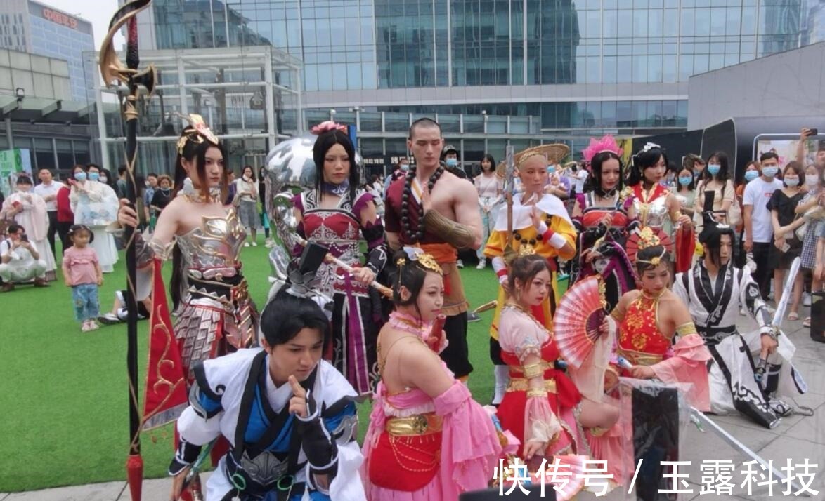 小哥哥|剑网三怀旧服已Coser成堆,数百人同台表演,漫展变古装T台秀