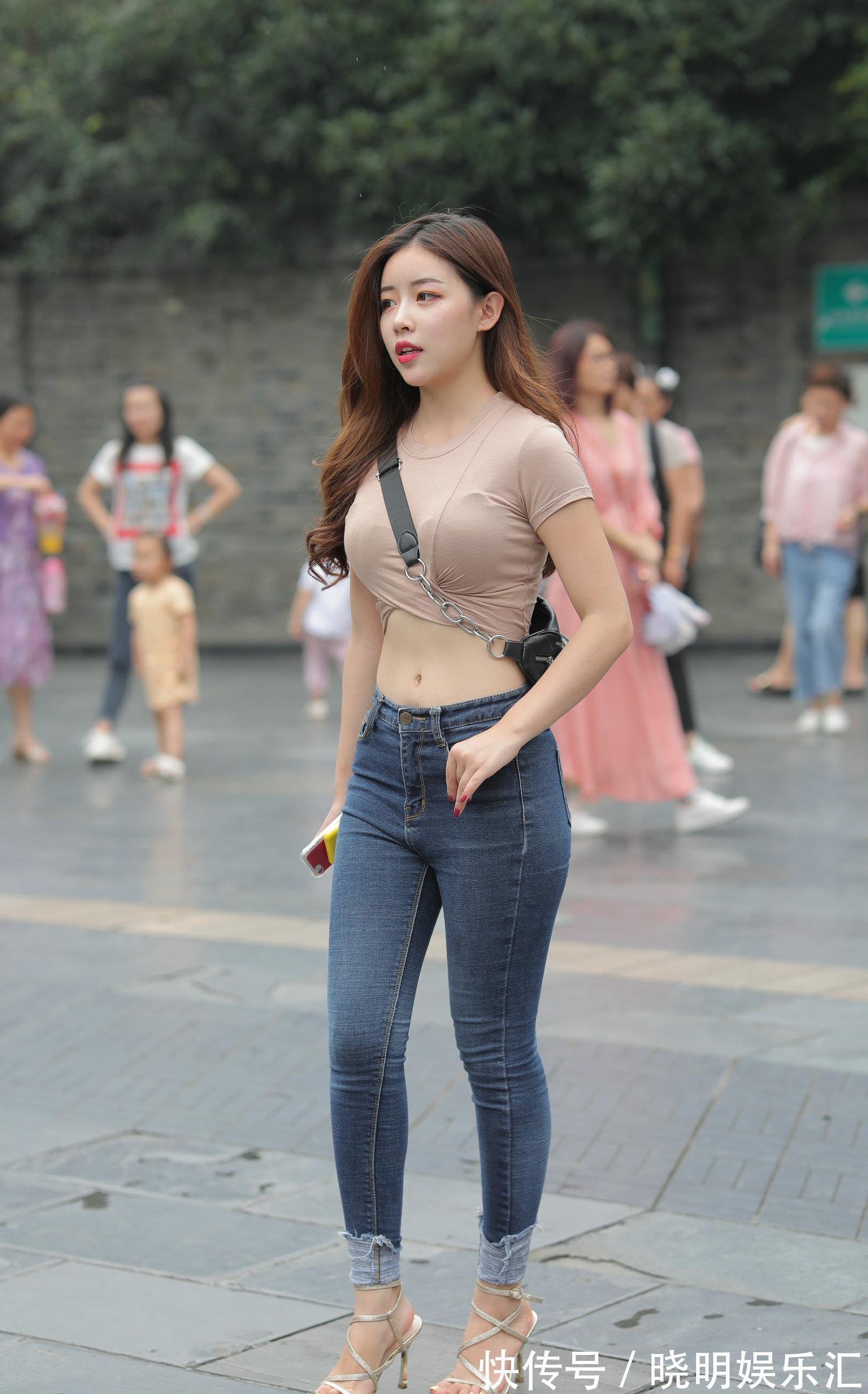 洋气|女生的洋气穿搭，开口喇叭裤配短袖衫，穿出夏季潮流的美