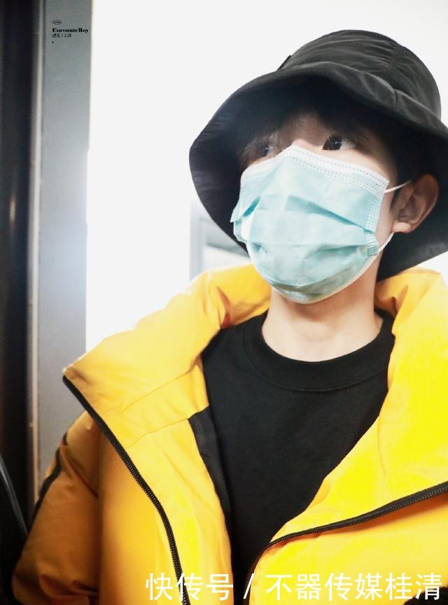 总选|羽绒服别总选黑白灰!2021五大流行色,显白又气质,早穿早美