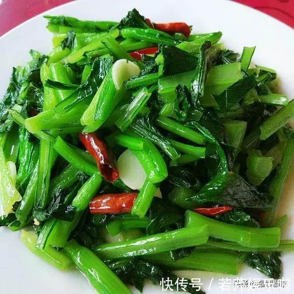 发黄|炒菜心时，牢记“1干1浇”的窍门，菜心鲜绿无比，爽脆还不发黄
