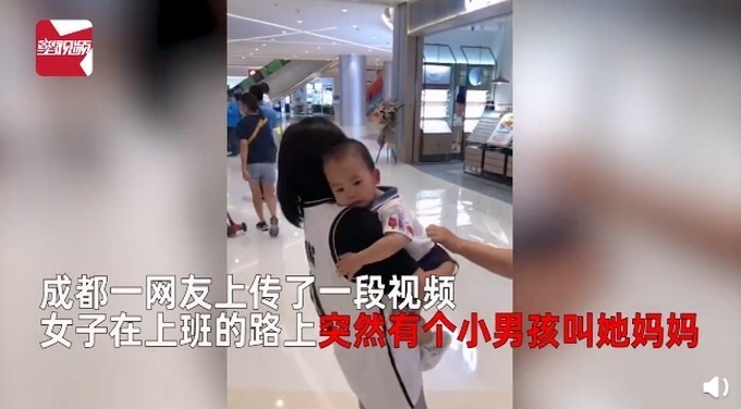 小辫|萌娃商场认错妈抱着不松手,还当着亲妈的面亲了这位“妈妈”!结局萌化
