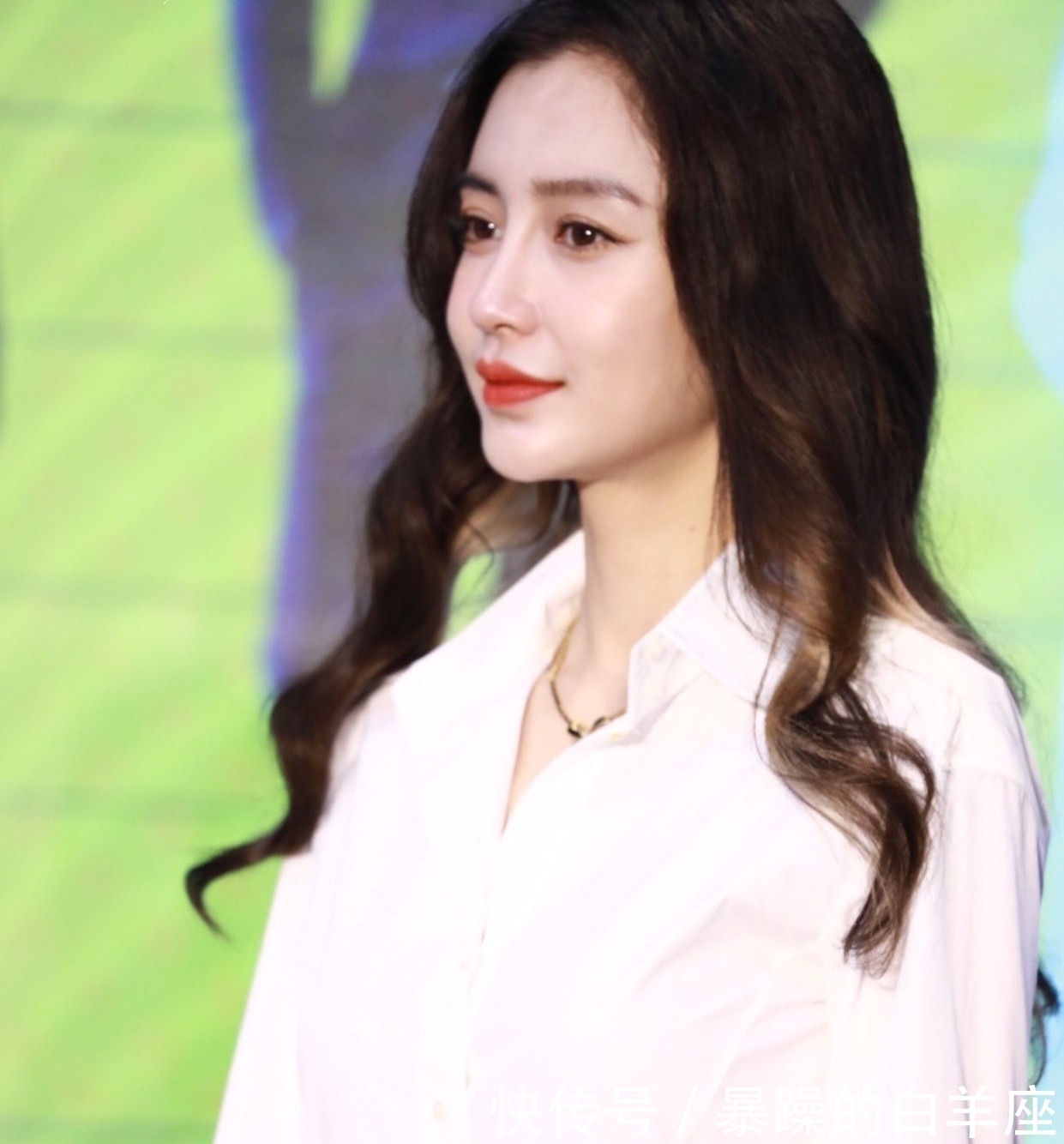 Angelababy现身跑男发布会,白衬衫化身为“礼服裙”,好会穿。