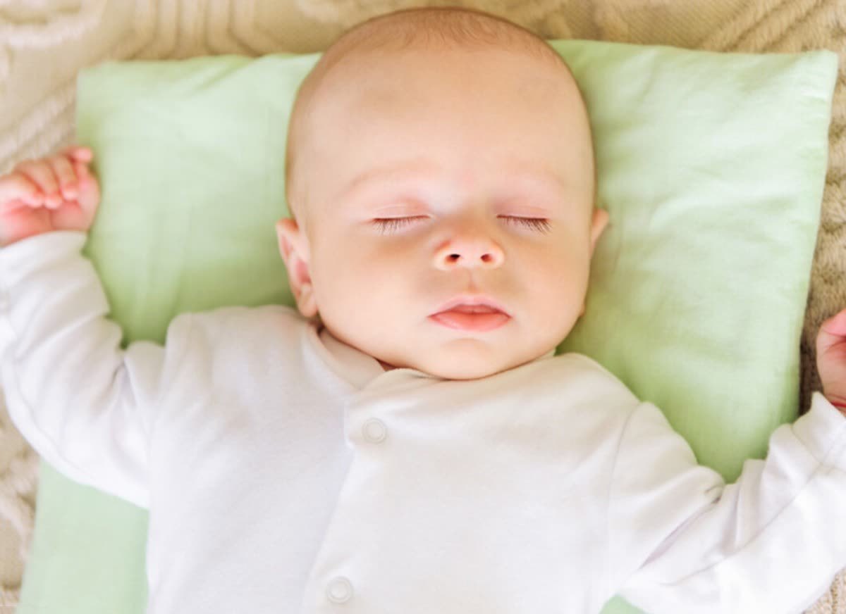 小贝|宝宝多大才能睡枕头？过早使用不仅影响睡眠和发育，还会伤娃健康