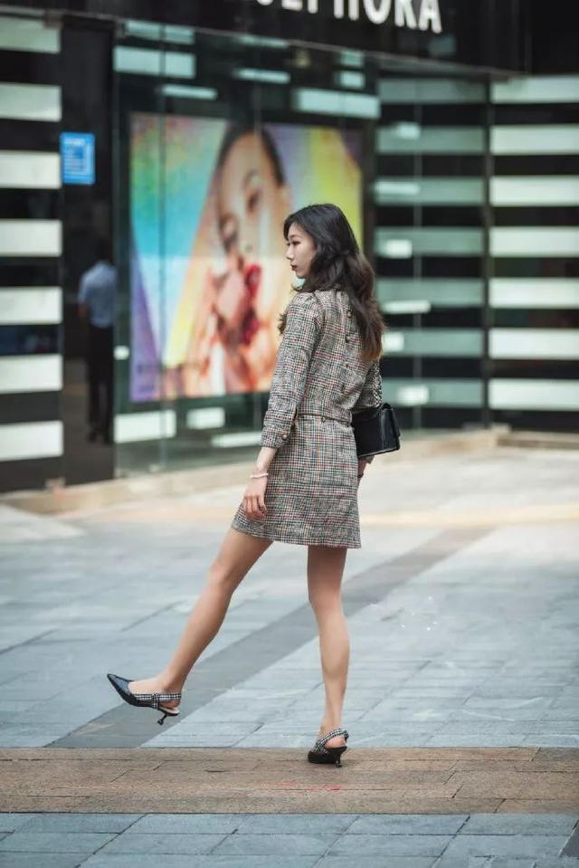 街拍:小姐姐的气质是很轻熟的气质了,较有魅力,非常有小女人的感觉