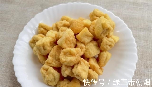 砂锅菜简单易做又味美，食材入锅焖一焖上桌了，适合冬天