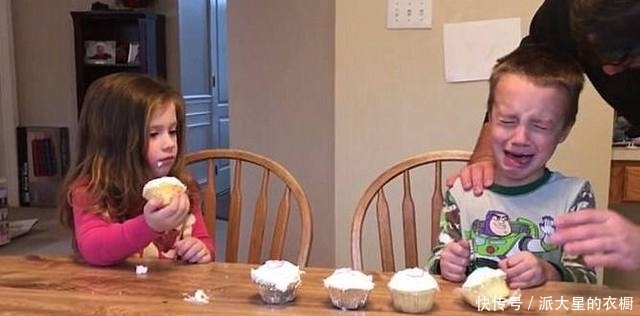 妈妈|兄妹俩一起吃蛋糕,妈妈说自己又怀孕了,他俩的反应亮了!