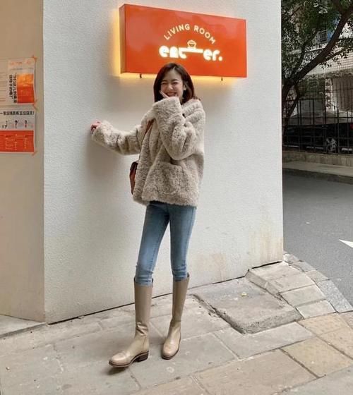 2021年不流行马丁靴了，现在流行这双“膝下靴”，不仅时髦还显高