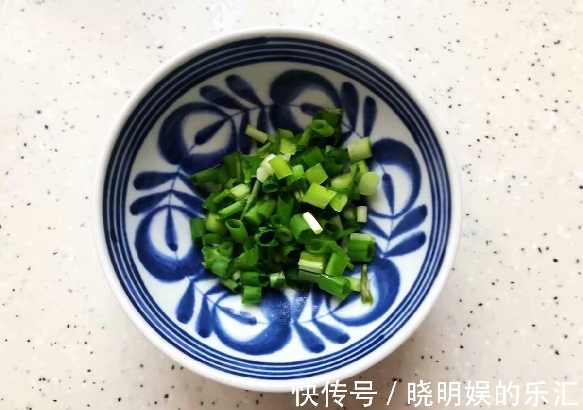 枸杞|鸡翅和裙带菜搭配，蒸一蒸，鲜香入味，全家老小都爱吃的一道菜