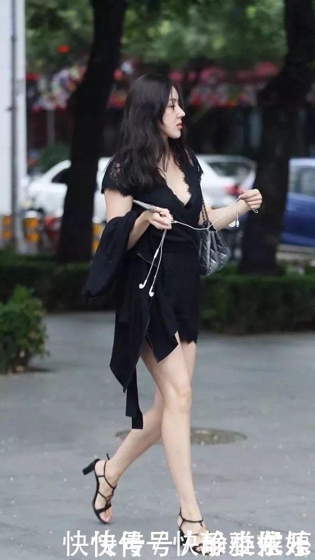 气质感|街拍美女白色套装搭配银白色的高跟鞋，简简单单就穿出了气质感