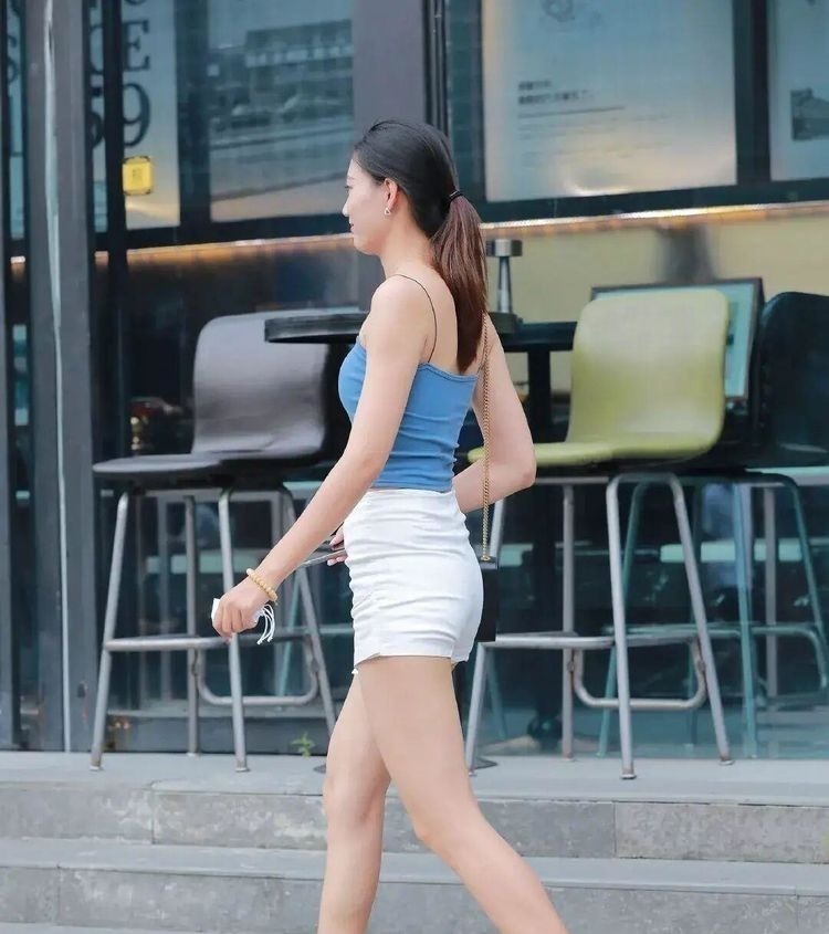 紧身裙 打底裤很适用当今这个节令，穿上去还会显得时尚，让人很有气质感