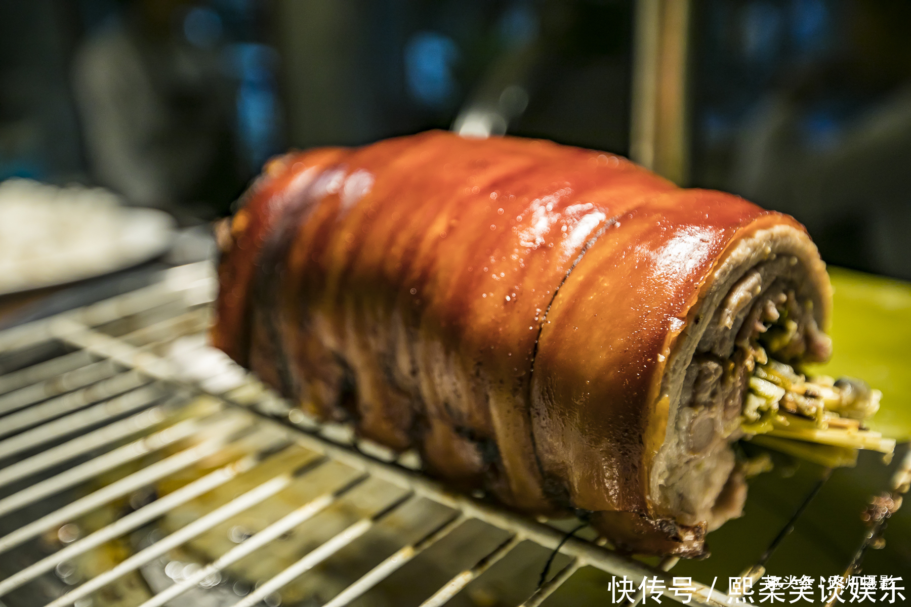 乳猪就|在菲律宾“二师兄”活不过一岁,就被烤着吃了,看着有点残忍