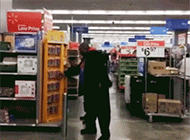 |搞笑GIF动画:小哥哥一连串的动作太帅了!女朋友也太淡定了