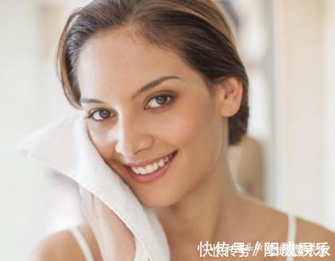 毛巾 女人不管奔几,洗脸后要懂得“3不要”,不然再贵护肤品也白用