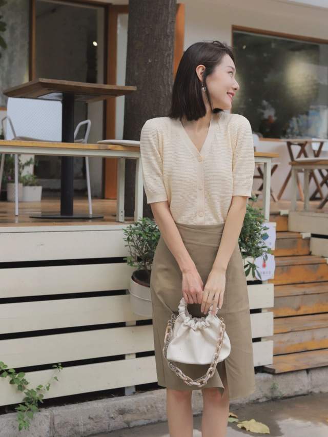 搭配|其实,秋天用白色针织开衫搭配黑色连衣裙就很美,简约百搭又高级