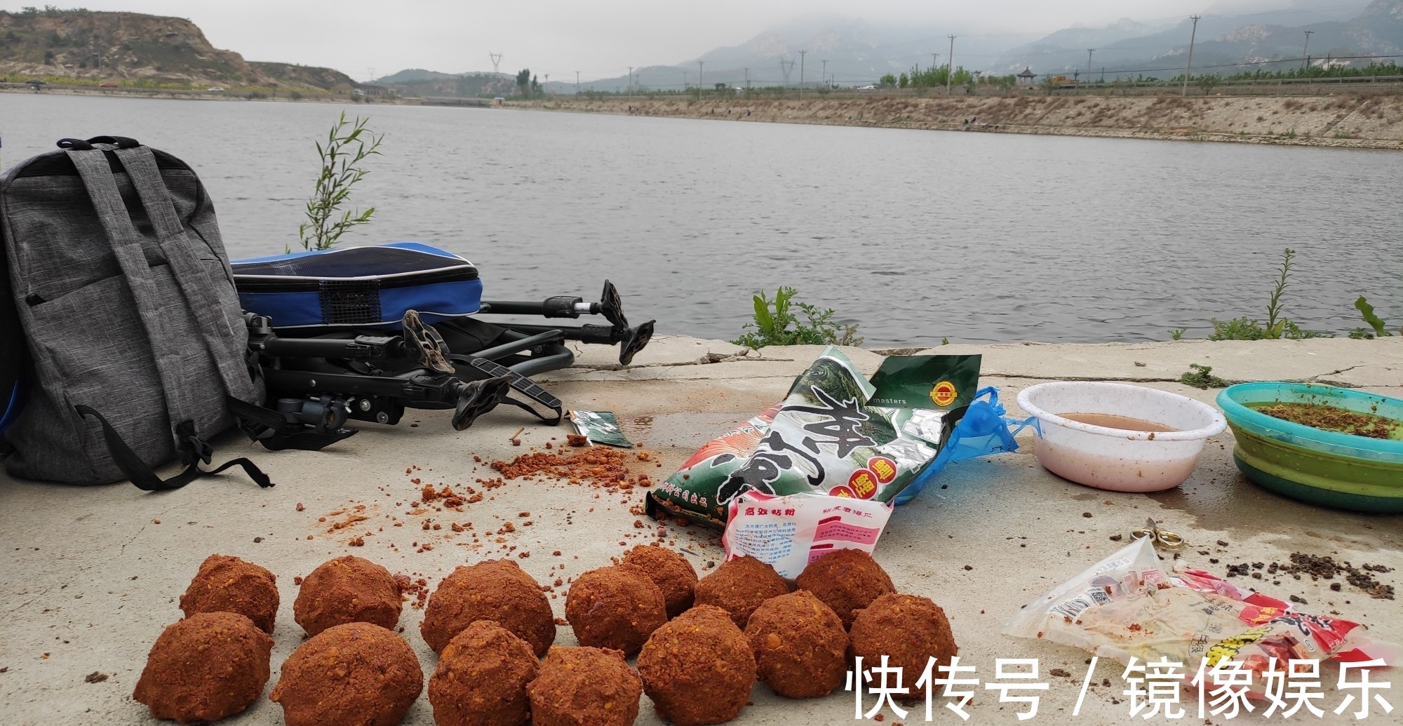 晚秋钓鲫鱼，别再用酒米打窝了，这几种窝料效果比酒米好太多了